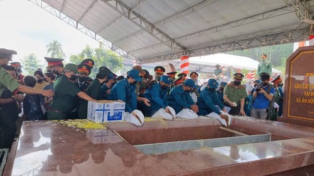 Bình Định: Truy điệu, an táng 60 liệt sĩ hi sinh trong trận tập kích cứ điểm Xuân Sơn - Ảnh 2.