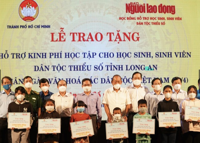 Nguyên Phó Thủ tướng Trương Hòa Bình trao học bổng học sinh dân tộc thiểu số tỉnh Tây Ninh, Long An - Ảnh 1.