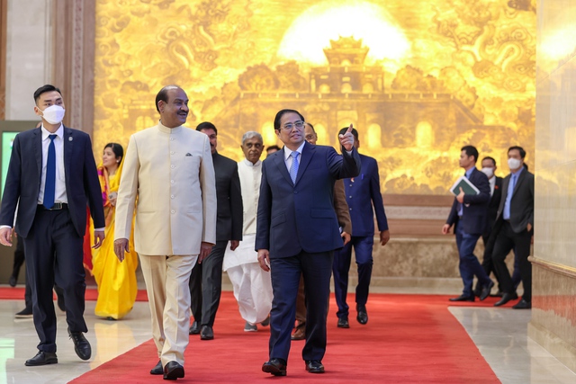 Thủ tướng Phạm Minh Chính hội kiến Chủ tịch Hạ viện Ấn Độ - Ảnh 1.