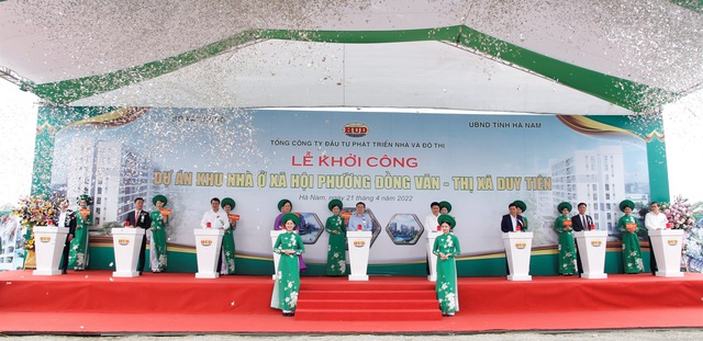 Lãnh đạo Bộ Xây dựng và tỉnh Hà Nam dự lễ khởi công. Ảnh: VGP