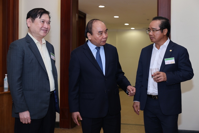 Chủ tịch nước Nguyễn Xuân Phúc trao đổi với các đại biểu tham dự Hội nghị