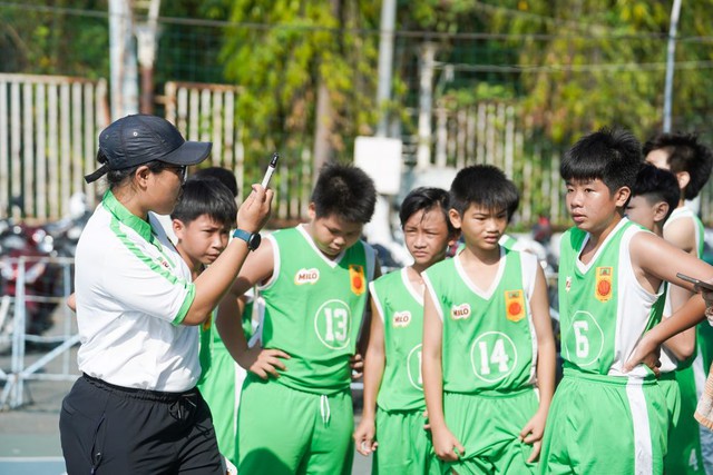 Hơn 100 đội bóng tham gia Giải Bóng rổ Học sinh TPHCM - Cúp Nestlé MILO  - Ảnh 1.