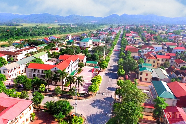 Huyện Hương Sơn (Hà Tĩnh) đạt chuẩn nông thôn mới - Ảnh 1.