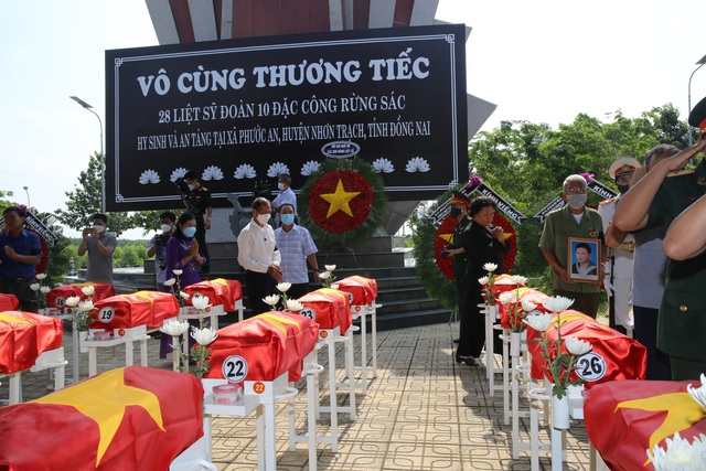Phó Thủ tướng Vũ Đức Đam dự lễ truy điệu và an táng 28 hài cốt liệt sĩ tại Đồng Nai - Ảnh 3.
