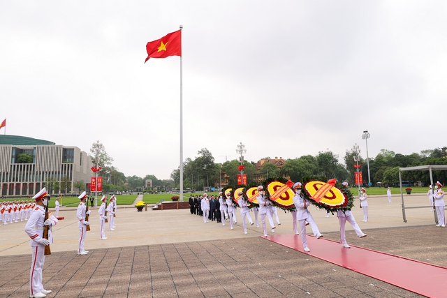 Đoàn đại biểu lãnh đạo Đảng, Nhà nước vào Lăng viếng Chủ tịch Hồ Chí Minh - Ảnh: VGP/Nhật Bắc 