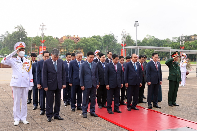 Lãnh đạo Đảng, Nhà nước viếng Chủ tịch Hồ Chí Minh nhân 47 năm Ngày thống nhất đất nước - Ảnh 2.