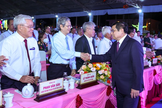 Thủ tướng Phạm Minh Chính dự lễ kỷ niệm 30 năm tái lập tỉnh Sóc Trăng - Ảnh 5.