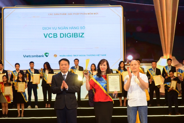Dịch vụ ngân hàng số VCB DigiBiz của Vietcombank được trao giải Sao Khuê 2022 - Ảnh 1.