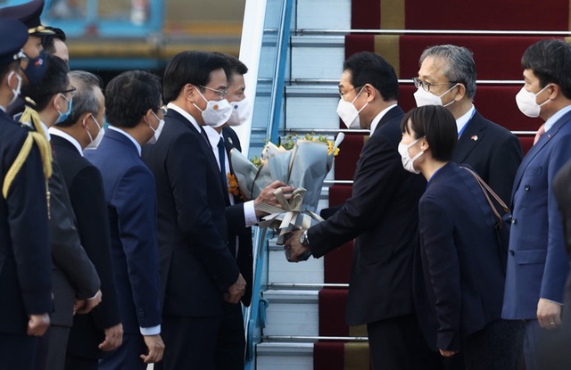 Thủ tướng Nhật Bản Kishida Fumio bắt đầu thăm chính thức Việt Nam - Ảnh 2.