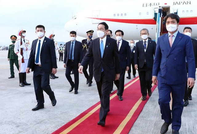 Thủ tướng Nhật Bản Kishida Fumio bắt đầu thăm chính thức Việt Nam - Ảnh 1.