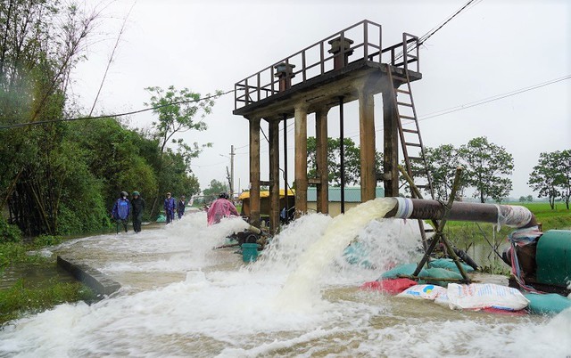 Quảng Trị: khắc phục khẩn cấp hậu quả của mưa lũ dị thường - Ảnh 1.