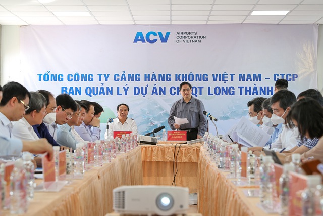 Tại cuộc họp ngay sau khi kiểm tra công trường, Thủ tướng Phạm Minh Chính bày tỏ không hài lòng và phê bình cách làm việc của một số cơ quan, đơn vị liên quan thời gian qua.
