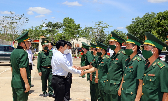 Phó Thủ tướng Thường trực thăm, tặng quà cư dân biên giới, đồn biên phòng tại Bình Phước - Ảnh 1.