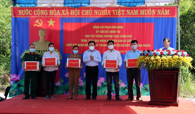 Phó Thủ tướng Thường trực thăm, tặng quà cư dân biên giới, đồn biên phòng tại Bình Phước - Ảnh 4.