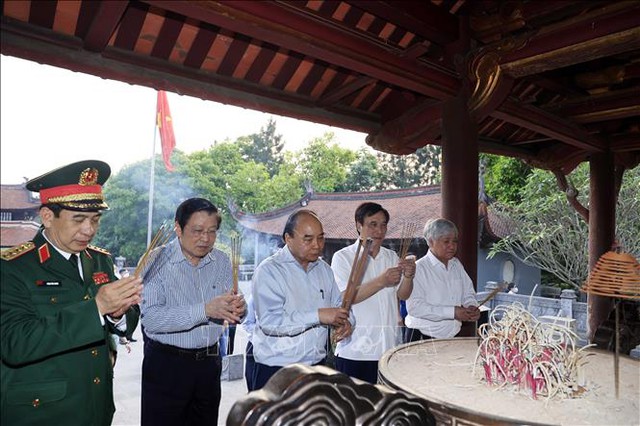 Chủ tịch nước Nguyễn Xuân Phúc dâng hương Tổ Mẫu Âu Cơ và Quốc tổ Lạc Long Quân - Ảnh 2. Chủ tịch nước Nguyễn Xuân Phúc dâng hương Tổ Mẫu Âu Cơ và Quốc tổ Lạc Long Quân - Ảnh 2.