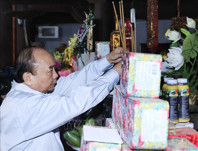 Chủ tịch nước Nguyễn Xuân Phúc dâng hương Tổ Mẫu Âu Cơ và Quốc tổ Lạc Long Quân - Ảnh 1. Chủ tịch nước Nguyễn Xuân Phúc dâng hương Tổ Mẫu Âu Cơ và Quốc tổ Lạc Long Quân - Ảnh 1.