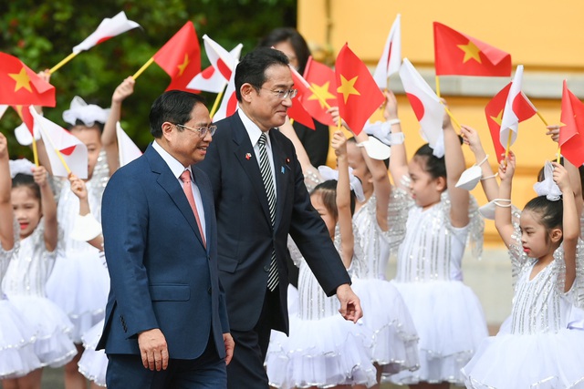 Thủ tướng Phạm Minh Chính đón, hội đàm với Thủ tướng Nhật Bản Kishida Fumio - Ảnh 2.