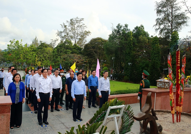 Phó Thủ tướng Phạm Bình Minh dâng hương tại Nghĩa trang Hàng Dương - Ảnh 1.