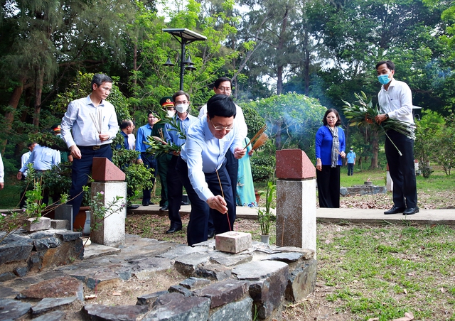Phó Thủ tướng Phạm Bình Minh dâng hương tại Nghĩa trang Hàng Dương - Ảnh 3.