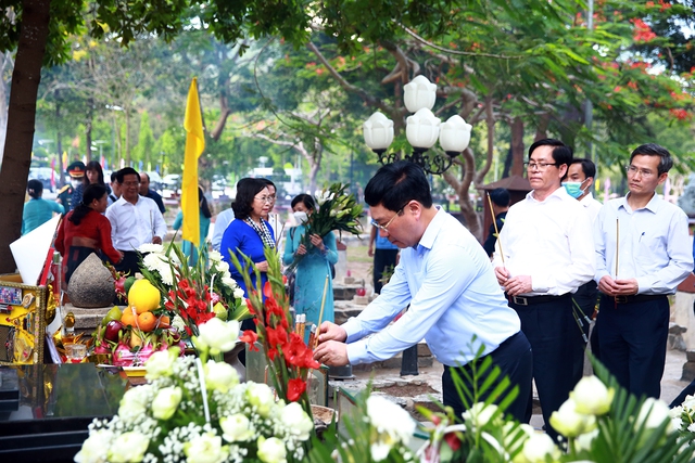 Phó Thủ tướng Phạm Bình Minh dâng hương tại Nghĩa trang Hàng Dương - Ảnh 5.