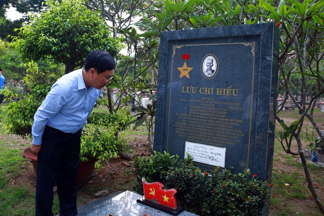 Phó Thủ tướng Phạm Bình Minh dâng hương tại Nghĩa trang Hàng Dương - Ảnh 6.