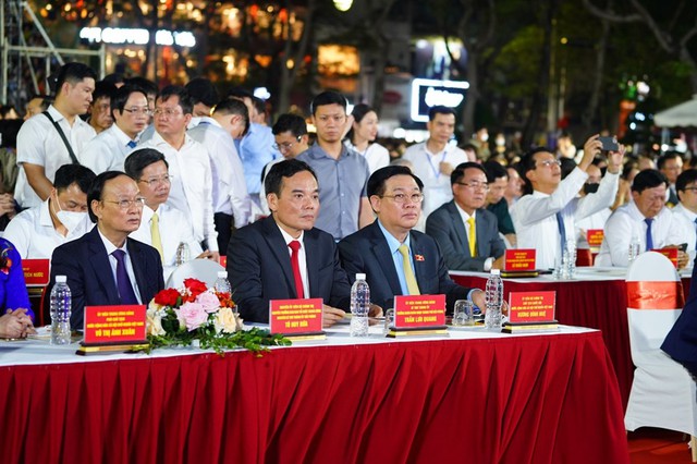 Khai mạc Lễ hội Hoa phượng đỏ Hải Phòng 2022 - Ảnh 1. Khai mạc Lễ hội Hoa phượng đỏ Hải Phòng 2022 - Ảnh 1.