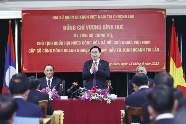 Chủ tịch Quốc hội gặp mặt kiều bào, cộng đồng doanh nghiệp Việt Nam tại Lào - Ảnh 2.