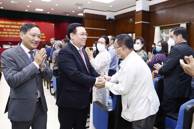 Chủ tịch Quốc hội gặp mặt kiều bào, cộng đồng doanh nghiệp Việt Nam tại Lào - Ảnh 1.