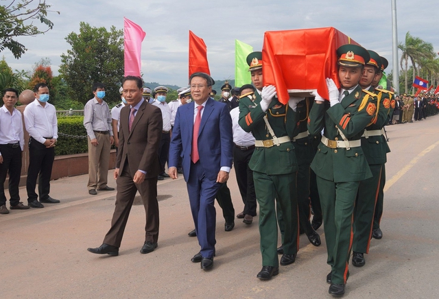 Quảng Trị đón nhận hài cốt liệt sĩ hi sinh tại nước bạn Lào - Ảnh 3.
