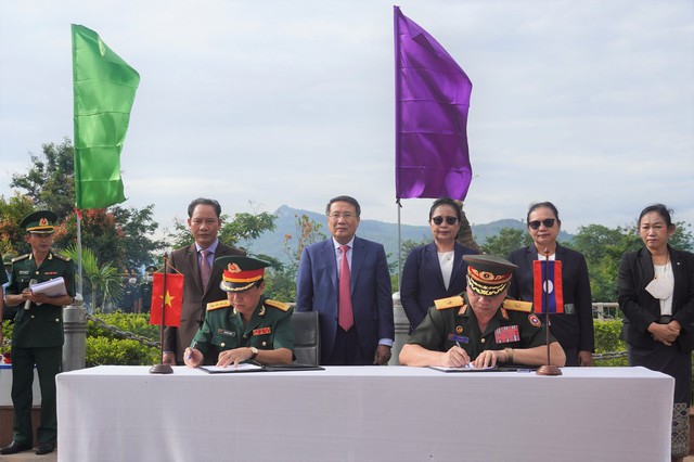 Quảng Trị đón nhận hài cốt liệt sĩ hi sinh tại nước bạn Lào - Ảnh 1.