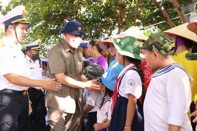 Đoàn công tác Đảng bộ Khối Doanh nghiệp Trung ương thăm huyện đảo Trường Sa và Nhà giàn DK1 - Ảnh 1.