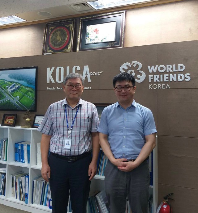 Ông Lee Joon Ho-Giám đốc Văn phòng đại diện Cơ quan xúc tiến thương mại Chungcheongnam Hàn Quốc tại Hà Nội (bên phải). Ảnh: VGP/Minh Anh