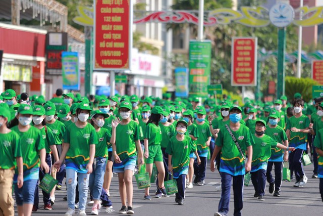Gần 10.000 học sinh và phụ huynh tỉnh Khánh Hòa tham gia Ngày hội đi bộ MILO 2022 - Ảnh 1.