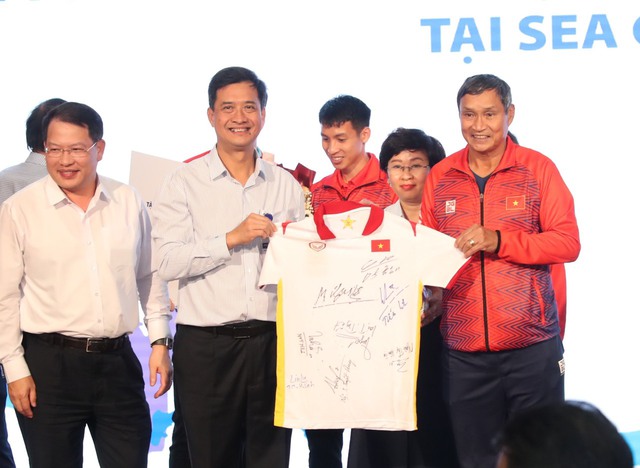 Tập đoàn VNPT thưởng 'nóng' 2 tỷ đồng cho đội tuyển bóng đá nam U23 và bóng đá nữ Việt Nam - Ảnh 3. Tập đoàn VNPT thưởng 'nóng' 2 tỷ đồng cho đội tuyển bóng đá nam U23 và bóng đá nữ Việt Nam - Ảnh 3.