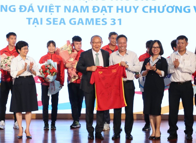 Tập đoàn VNPT thưởng 'nóng' 2 tỷ đồng cho đội tuyển bóng đá nam U23 và bóng đá nữ Việt Nam - Ảnh 2.