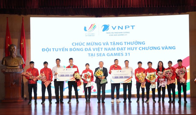 Tập đoàn VNPT thưởng 'nóng' 2 tỷ đồng cho đội tuyển bóng đá nam U23 và bóng đá nữ Việt Nam - Ảnh 1.