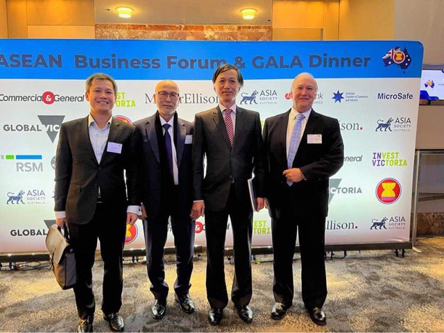 Ông Kiem DINH (thứ 2 bên trái): Các doanh nghiệp Australia tại Việt Nam cũng giống như cá nhân tôi, rất phấn khởi trước những kết quả đã đạt được của chuyến công tác của Thủ tướng Việt Nam tham dự Hội nghị cấp cao đặc biệt kỷ niệm 45 năm quan hệ ASEAN-Hoa Kỳ