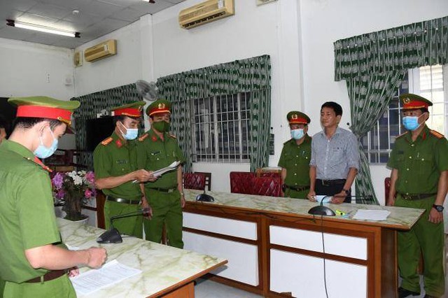Liên quan đến Việt Á, nhiều cán bộ y tế Trà Vinh, Vĩnh Long bị khởi tố - Ảnh 1.