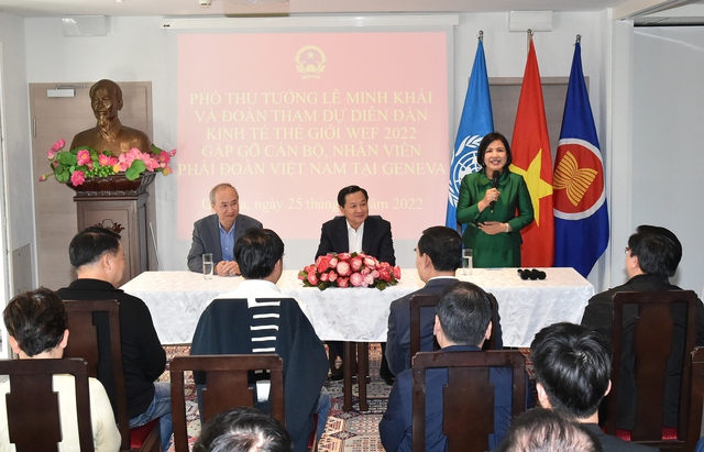Đại sứ, Trưởng Phái đoàn Lê Thị Tuyết Mai báo cáo với Phó Thủ tướng Lê Minh Khái cùng Đoàn công tác tình hình hoạt động của Phái đoàn - Ảnh: VGP/Trần Mạnh