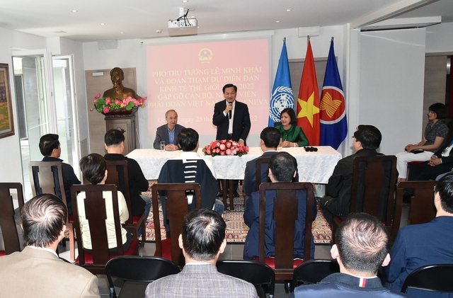 Phó Thủ tướng Chính phủ Lê Minh Khái đến thăm và nói chuyện với cán bộ, nhân viên Phái đoàn Việt Nam bên cạnh Liên Hợp Quốc, Tổ chức Thương mại Thế giới (WTO) và các tổ chức quốc tế khác tại Geneva cùng đại diện Đại sứ quán Việt Nam tại Thụy Sĩ - Ảnh: VGP/Trần Mạnh