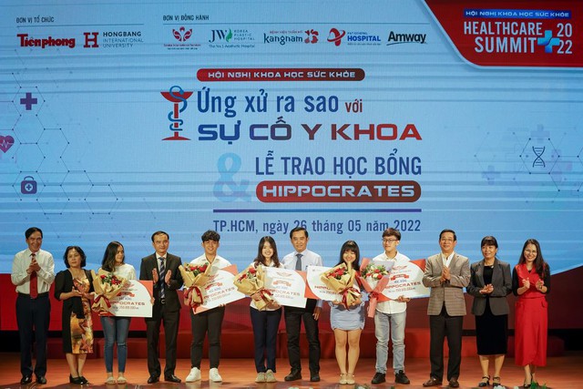 Lãnh đạo Bộ Y tế trao học bổng HIPPOCRATES cho sinh viên của HIU - Ảnh 1.