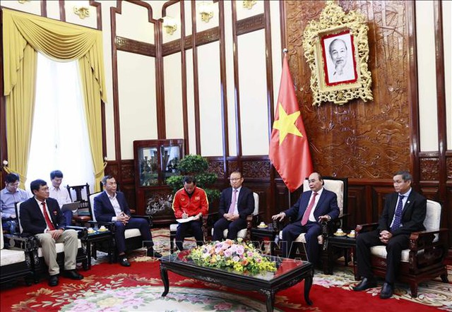 Chủ tịch nước Nguyễn Xuân Phúc tiếp HLV của hai Đội tuyển Bóng đá Việt Nam - Ảnh 2.