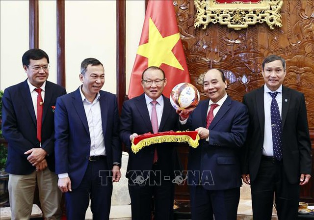 Chủ tịch nước Nguyễn Xuân Phúc tiếp HLV của hai Đội tuyển Bóng đá Việt Nam - Ảnh 1.
