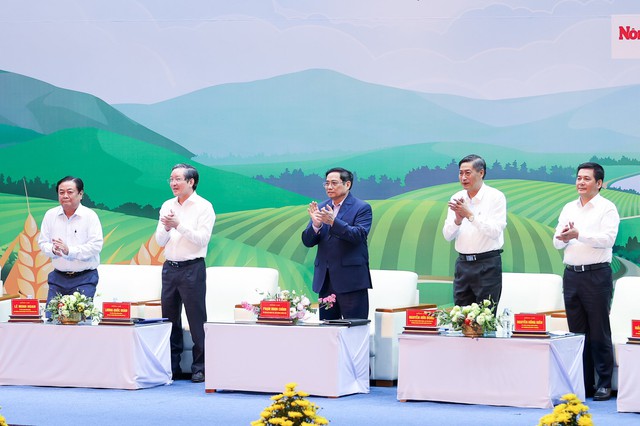 Chùm ảnh: Thủ tướng Chính phủ đối thoại với nông dân - Ảnh 3.