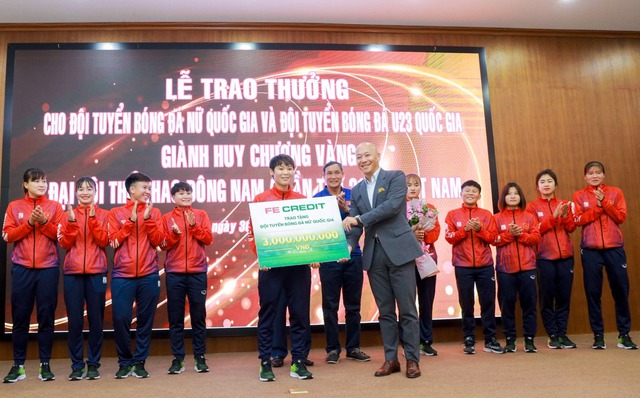 FE CREDIT trực tiếp trao 3 tỷ đồng cho Đội tuyển bóng đá nữ Việt Nam - Ảnh 1.