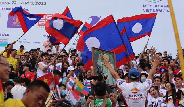 U23 Lào cảm ơn cổ động viên Nam Định 'tiếp lửa' trước trận gặp U23 Singapore - Ảnh 7. U23 Lào cảm ơn cổ động viên Nam Định 'tiếp lửa' trước trận gặp U23 Singapore - Ảnh 7.