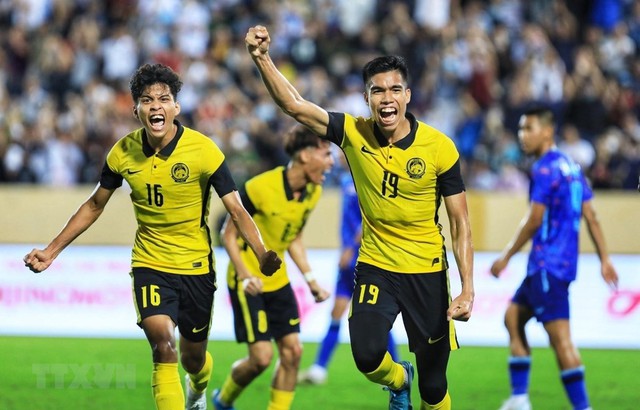 Lội ngược dòng kịch tính trước Thái Lan, U23 Malaysia vươn lên đứng đầu bảng - Ảnh 2.