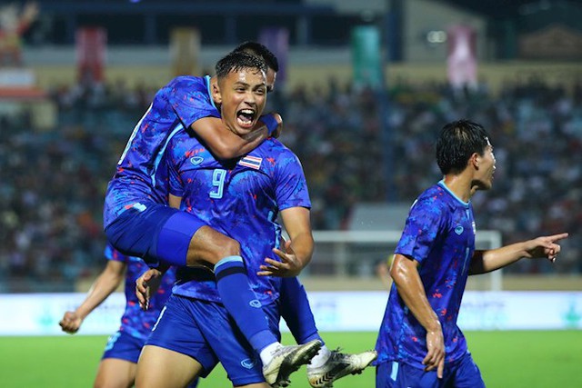 Lội ngược dòng kịch tính trước Thái Lan, U23 Malaysia vươn lên đứng đầu bảng - Ảnh 1.