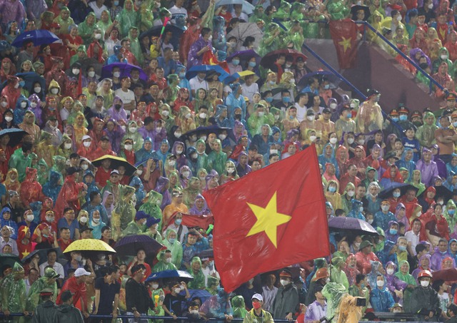 Biển người đội mưa 'tiếp lửa' cho U23 Việt Nam - Ảnh 1.