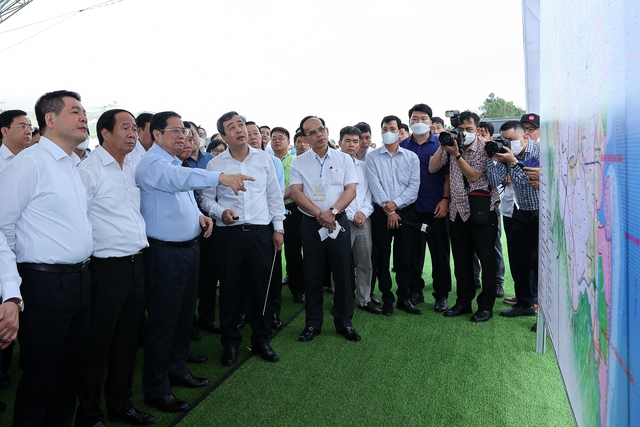 Thủ tướng khảo sát một số công trình, dự án lớn tại Thái Bình - Ảnh 1.